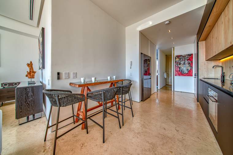 Breakfast bar and kitchen